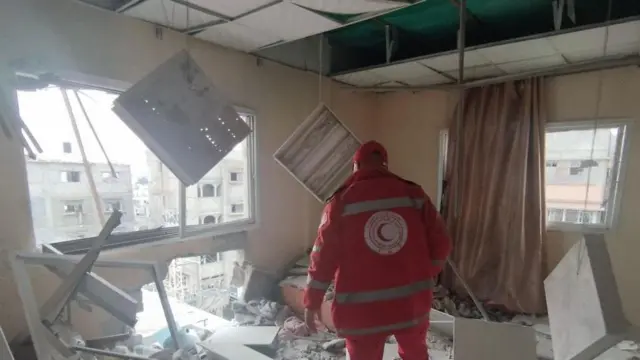 دمار في مستشفى الأمل جراء القصف الإسرائيلي