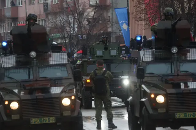 Pripadnici Kosovskih bezbednosnih snaga marširaju na paradi tokom proslave 18. godišnjice nezavisnosti Kosova u Prištini