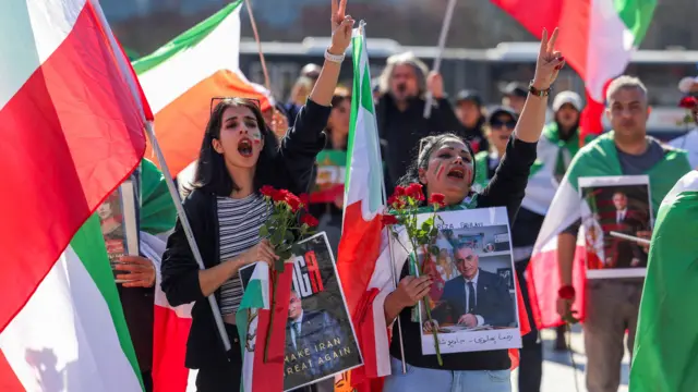 هم‌زمان با برگزاری مذاکرات ایران و آمریکا در ژنو،‌ گروهی از مخالفان جمهوری اسلامی در مقابل مقر سازمان ملل متحد در ژنو تجمع کردند