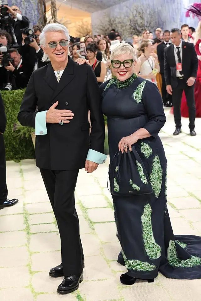 El director de cine australiano Baz Luhrmann y Catherine Martin en la Met Gala.