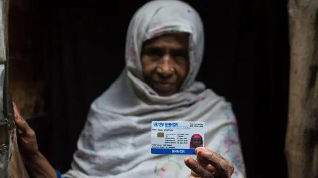 म्यांमार में हिंसा से बचकर भागे कुछ रोहिंग्या दिल्ली के मदनपुर खादर में स्थित कैंप में रहते हैं. इन्हें संयुक्त राष्ट्र से मदद मिलती है.