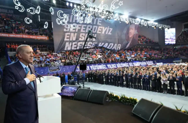 recep tayyip erdoğan, akp kadın kolları kongresi'nde katılımcıları selamlarken