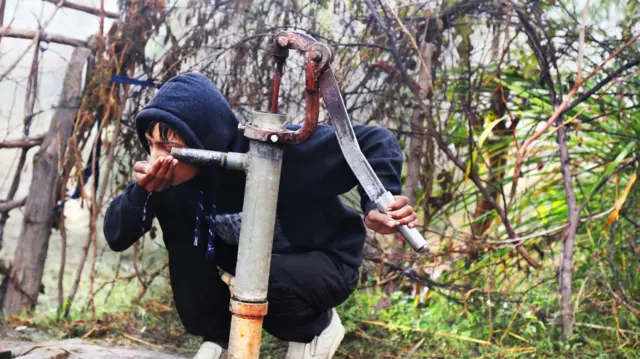 ਨਲ਼ਕੇ ਤੋਂ ਪਾਣੀ ਪੀਂਦਾ ਬੱਚਾ