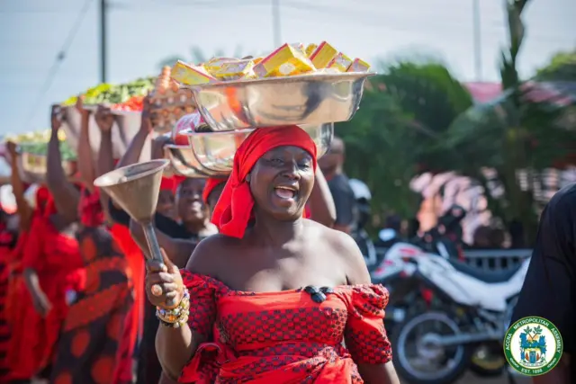 Women wey dey carry foodstuffs for head with bell