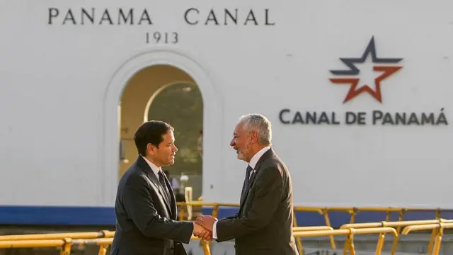 El secretario de Estado de Estados Unidos Marco Rubio junto al administrador del canal, Ricaurte Vásquez, durante su visita a Panamá en febrero de 2025 