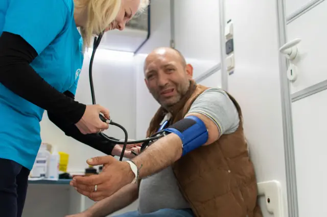 Korisnik organizacije ADRA u Drumodomu meri pritisak