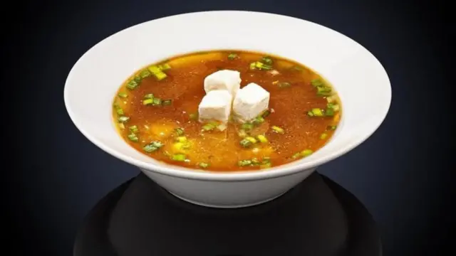 طبق من حساء الميزو الياباني 