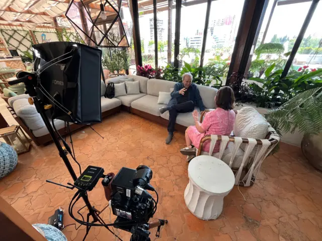 Joan Manuel Serrat y Carolina Robino en entrevista