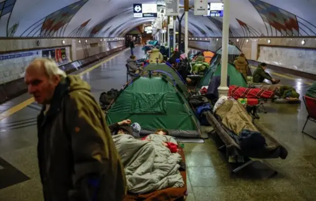 Aha ni mu gisagara ca Kyiv aho umunyamakuru wa Reuters yashitse mu gituro co mu kuzimu ca gari ya moshi (metro) agafata amafoto y'abanyagihugu bari bikinze ibisasu vy'Uburusiya. 