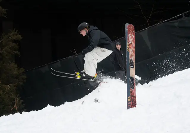 New Yorklular şehir merkezinde kayak yaparken