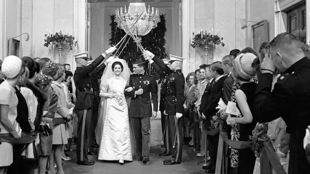 ኣብ ታሕሳስ 1967 ጓል ሊንደን ጆንሰን፡ ሊንዳ ጆንሰን ንካፕቴን ቻርለስ ኤስ ሮብ ተመርዕያ