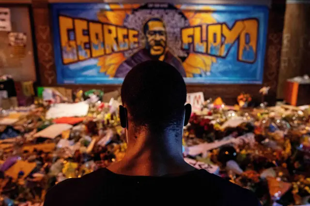 Um homem recita poesia faladabet365 com ptum memorial improvisadobet365 com pthomenagem a George Floyd, no localbet365 com ptonde ele foi levado por policiais,bet365 com ptMinneapolis, Minnesota, 1ºbet365 com ptjunhobet365 com pt2020 junhobet365 com pt2020