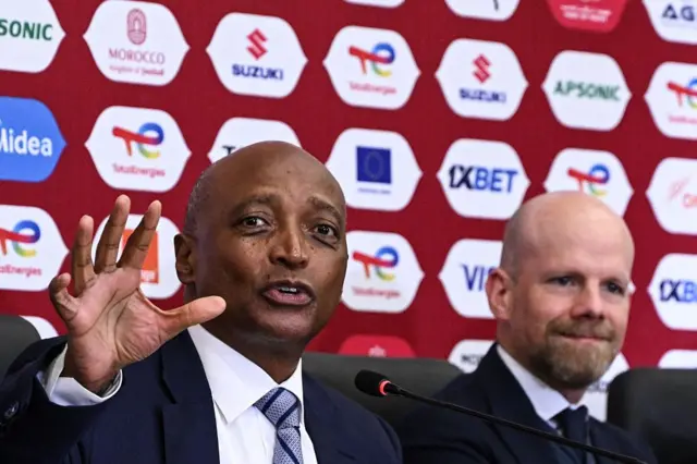Le président de la Confédération africaine de football (CAF), Patrice Motsepe, et le secrétaire général adjoint de la FIFA, Mattias Grafström (à droite), assistent à une conférence de presse au stade Prince Moulay Abdellah de Rabat, au Maroc, le 20 décembre 2025, avant le coup d'envoi de la Coupe d'Afrique des Nations (CAN).