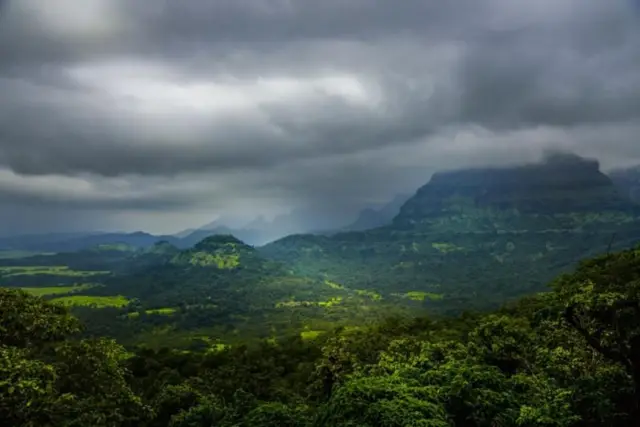 माळशेज घाटात जमलेले मान्सूनचे ढग