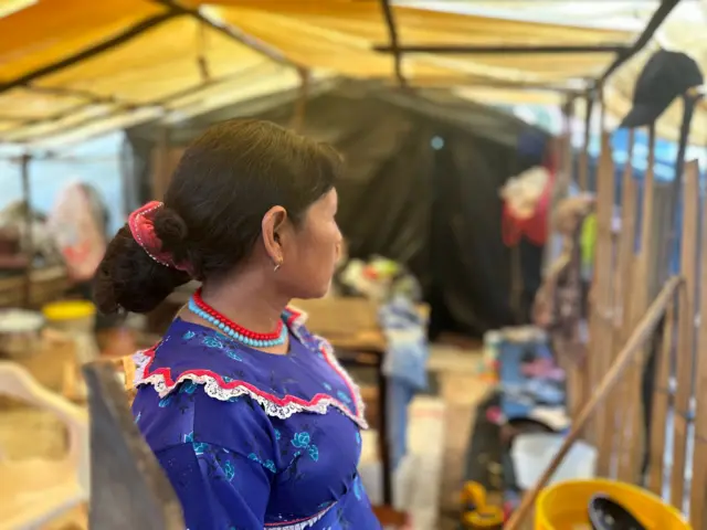 Elisa Arce, en su cocina de su tienda en el campamento de emberas en el Parque Nacional.