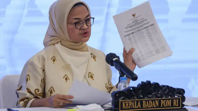 Kepala Badan POM Penny K Lukito menunjukkan daftar obat yang tidak menggunakan Propilen Glikol, Polietilen Glikol, Sorbitol, dan Gliserin atau Gliserol saat keterangan pers hasil pengawasan BPOM terkait obat sirup di Kantor BPOM, Jakarta, Minggu (23/10/2022).