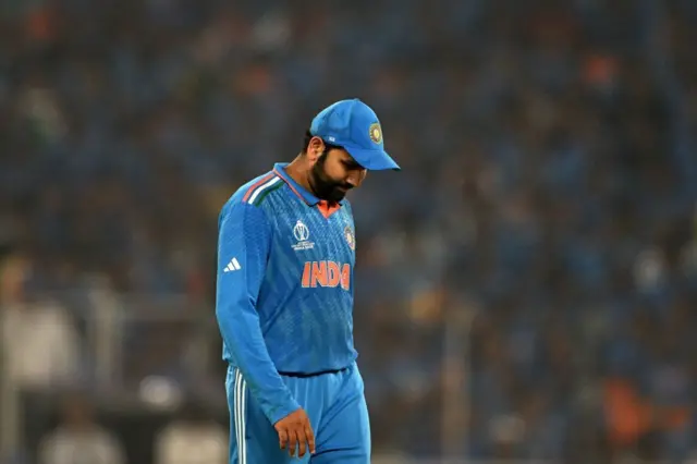 আরও একটা বিশ্বকাপ ট্রফি খোয়ানোর পর হতাশ রোহিত শর্মা মাঠ ছাড়ছেন, ২০২৩ ওয়ানডে বিশ্বকাপ, প্রতিপক্ষ অস্ট্রেলিয়া 