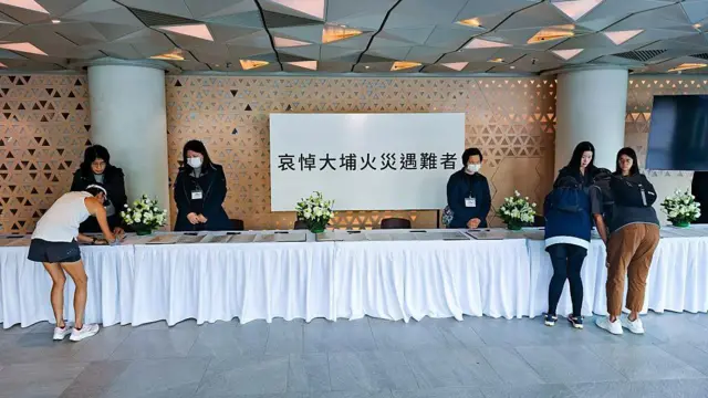 2025年11月29日，在香港大埔区，人们来到弔唁点悼念罹难者。