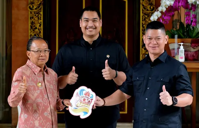 Menteri Pemuda dan Olahraga (Menpora) Ario Bimo Nandito Ariotedjo (tengah), Gubernur Bali Wayan Koster (kiri) dan Ketua Komite Olimpiade Indonesia Raja Sapta Oktohari (kanan) berfoto usai melakukan pertemuan terkait rencana penyelenggaraan World Beach Games 2023 di Denpasar, Bali, Jumat (14/4/2023).