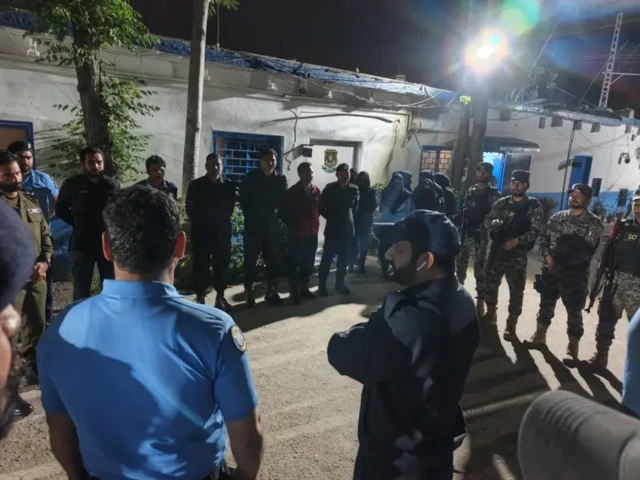 ماموران انتظامی دور هم ایستاده‌اند و به نظر فرمانده آنها در حال توجیه آنهاست