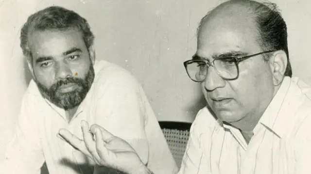 নরেন্দ্র মোদী (বাঁয়ে) খুব কম বয়সেই আরএসএসের প্রচারক হয়ে ঘর ছেড়ে চলে আসেন