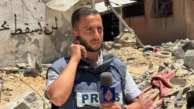 Enes Şerif enkazların önünde TV yayınını bekliyor.