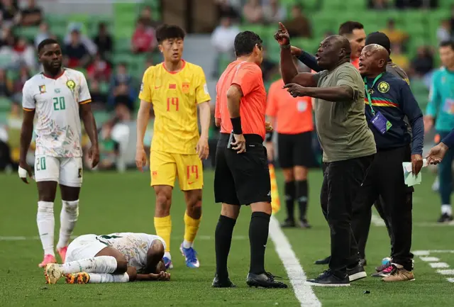 L’arbitre Alireza Faghani expulse David Pagou, sélectionneur du Cameroun, lors du match de la FIFA Series opposant la Chine au Cameroun à l’AAMI Park le 31 mars 2026 à Melbourne, en Australie.