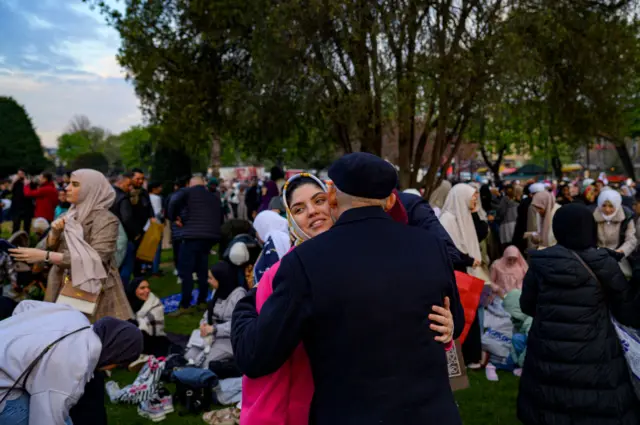 How Muslims across di world dey celebrate Eid al-Fitr in fotos