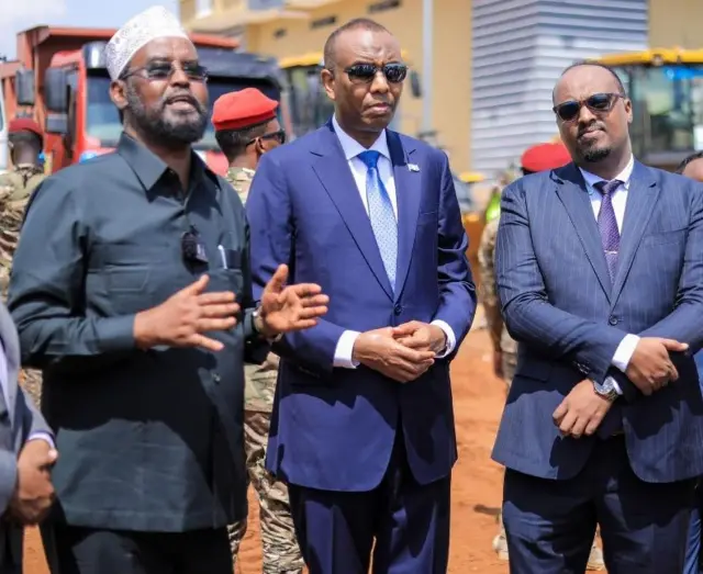 Wasiirka Howlaha Guud oo wehliya Raysal wasaare Xamse iyo madaxweyneha Jubbaland Axmed Madoobe iyaga oo si wadajir ah u dhagax dhigay dhismaha wado laami ah gudaha magaalada Kismaayo