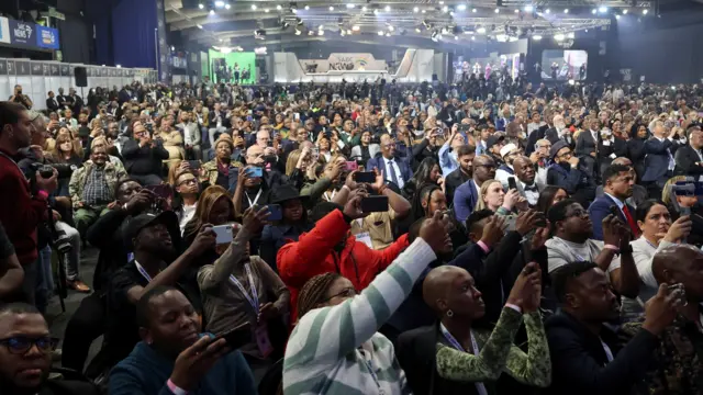 Voters dey hold smartphones