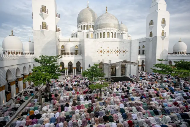 Umat Islam melaksanakan salat Idulfitri di Masjid Raya Sheikh Zayed, Solo, Jawa Tengah, Sabtu (21/03). 