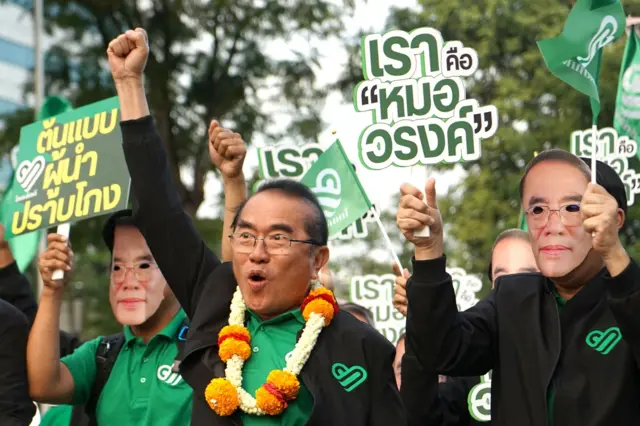 Dr. Warong Dechgitvigrom, the leader of the Thai Pakdee Party, along with key party members, gathered at the Centara Life Government Complex Hotel & Convention Centre. The event marked the first day of registration for Party-List Members of the House of Representatives (MP) and the official submission of the party’s Prime Ministerial candidate for the upcoming General Election scheduled for February 8, 2026. During the event, the Thai Pakdee Party drew Number 29 for their party-list ballots. Dr. Warong, nominated as the party's sole candidate for Prime Minister, emphasized a strong stance against corruption and "grey capital" (illicit businesses). He stated that the party’s mission is to "overhaul Thailand" through transparent politics and protected national sovereignty. The party has submitted a list of 24 party-list candidates, with Dr. Warong holding the No. 1 position.