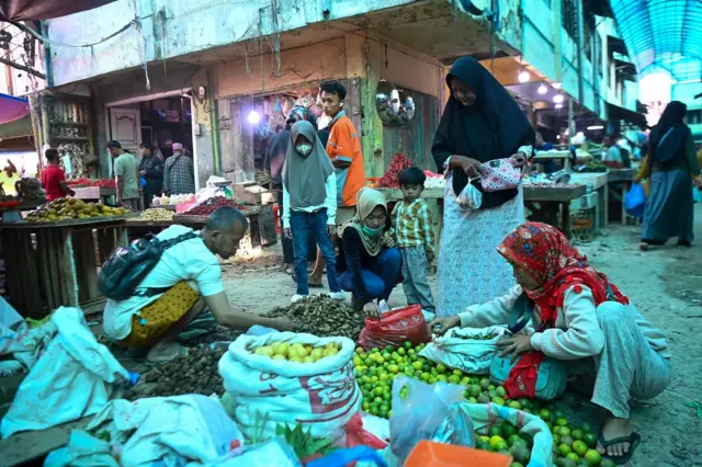 Pedagang melayani pembeli di pasar pagi Aceh Tamiang, Aceh, Sabtu (24/1/2026).