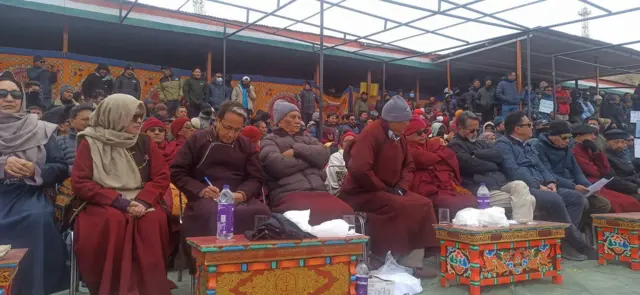 लद्दाख में आयोजित प्रदर्शन में शामिल लोग