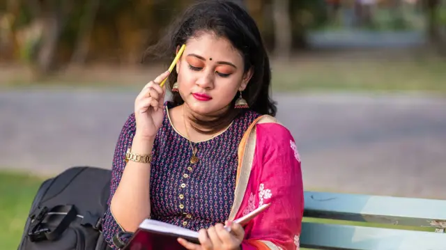 ਬੈਂਚ ਉੱਤੇ ਬੈਠੀ ਸੋਚ ਰਹੀ ਹੈ