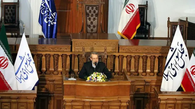 علی لاریجانی، رئیس مجلس ایران، در یک کنفرانس خبری درباره روابط ایران و ترکیه در تهران، ایران، در ۱۵ فوریه ۲۰۱۴ صحبت می‌کند