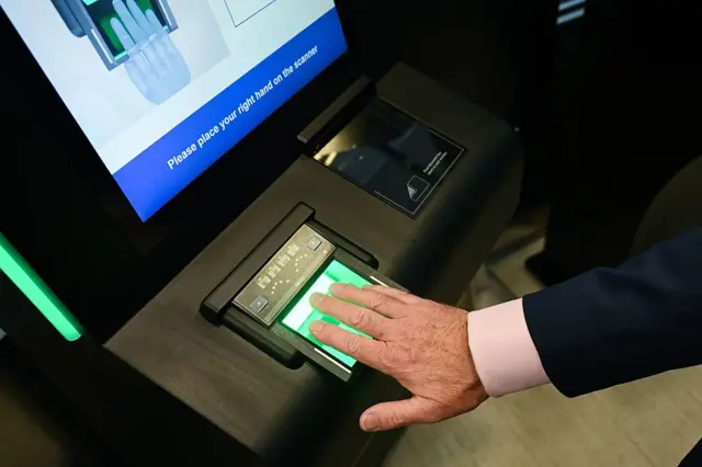 Pada Oktober 2025, Uni Eropa mulai meluncurkan Sistem Masuk/Keluar (EES)