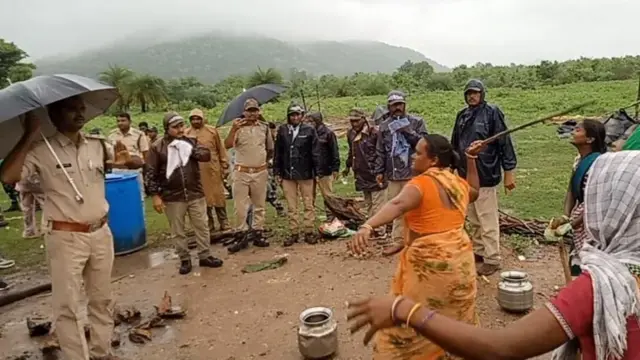 అటవీశాఖ అధికారులతో ఘర్షణ పడుతున్న ఆదివాసీలు