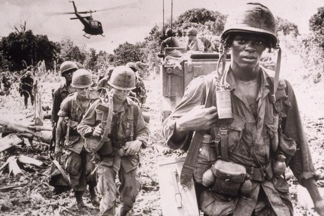 Depois de receber um novo suprimento de munição e água de helicóptero, homens da 173ª Brigada Aerotransportada dos EUA continuam em uma patrulha de 'Busca e Destruição' na selva na província de Phuc Tuy, Vietnã, em junho de 1966.