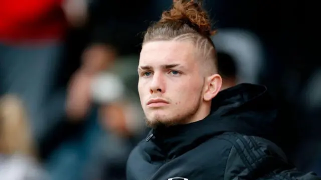 هاروی الیوت کارش را از آکادمی فوتبال کوئینز پارک رنجرز شروع کرد و بعد به فولام پیوست