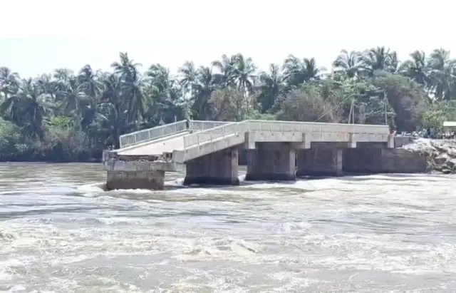 අධික වැසි සහිත කාලගුණය හේතුවෙන් හානිවූ පාලමක ඡායාරූපයකි