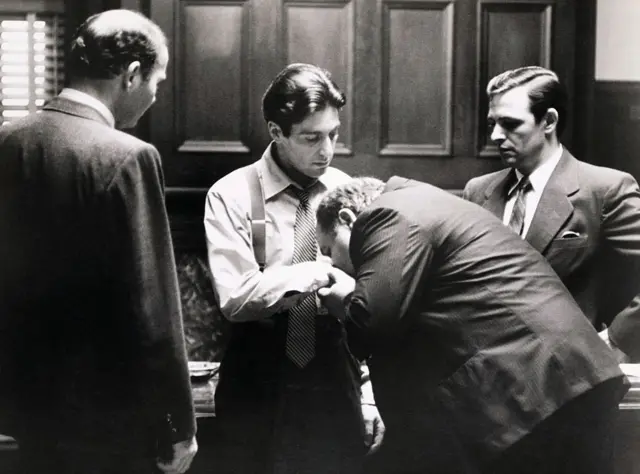 Clemenza le besa la mano a Michael Corleone, quien acaba de convertirse en El Padrino, hacia el final de la primera entrega de la galardonada saga de Francis Ford Coppola.