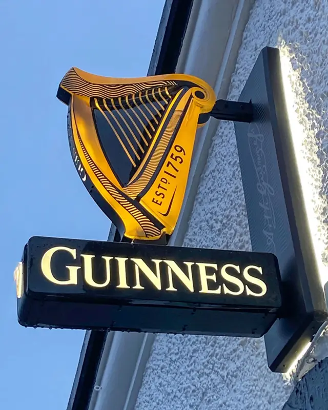 Логотип компанії Guinness на стіні будівлі