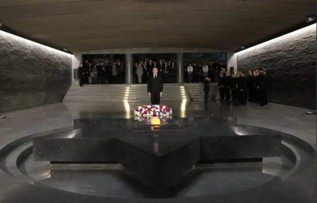 مکرون در بنای یادبود هولوکاست در پاریس