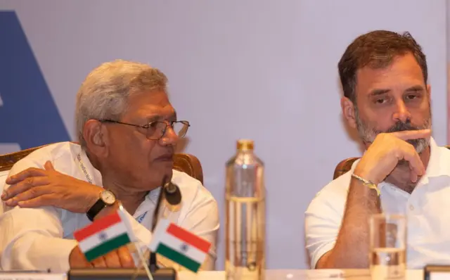 इंडिया ब्लॉक की एक बैठक में सीताराम येचुरी और राहुल गांधी
