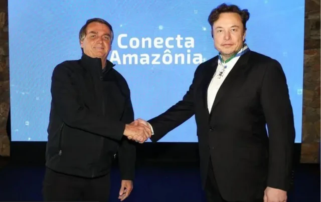 Jair Bolsonaro aperta a mãobônus de apostas de futebolElon Musk durante encontro no anobônus de apostas de futebol2022