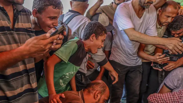 فلسطينيون يودعون أقارب لهم قتلوا إثر غارة جوية إسرائيلية رغم وقف إطلاق النار في قطاع غزة في 19 أكتوبر/تشرين الأول 2025