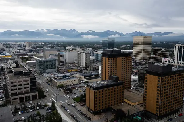 небоскребы Анкориджа, на горизонте горы и облака