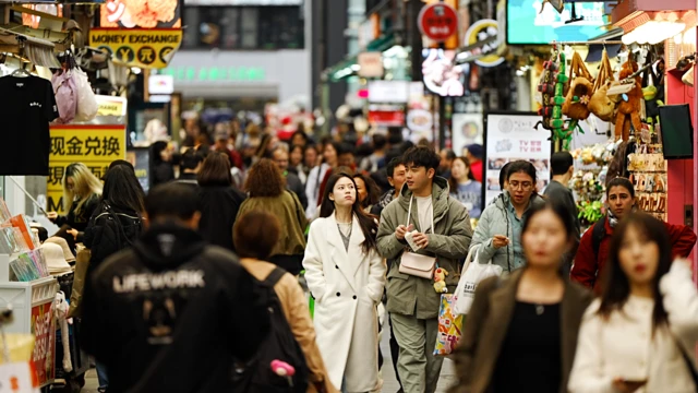 人们走在一条繁华的商业街上