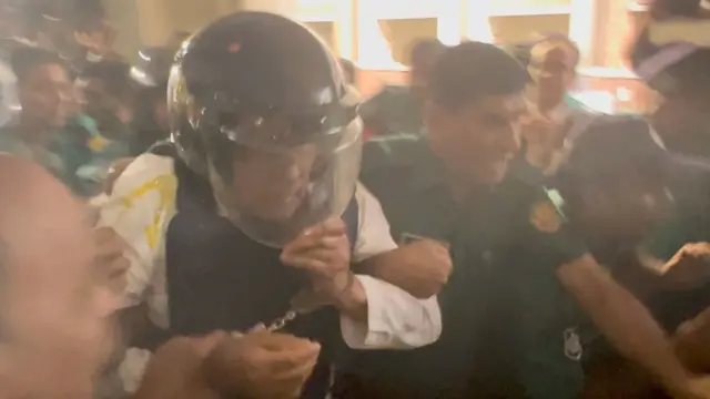 হত্যা মামলায় আদালতে হাজির করা হলে হামলার শিকার হন হাসানুল হক ইনু